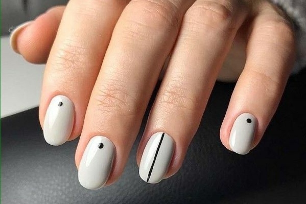 Manicura con diseños geométricos, minimalista y elegante