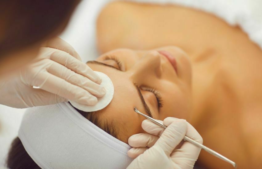 Extracción manual de puntos negros al hacer una limpieza facial